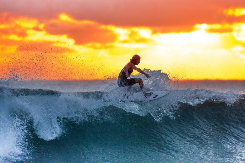 Surfer en zonsondergang